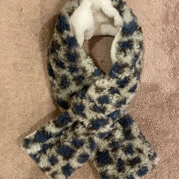 Thick Leopard print loop closure cross neck scarf - Picture 2 of 3